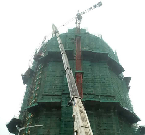 互助吊车在工地上作业